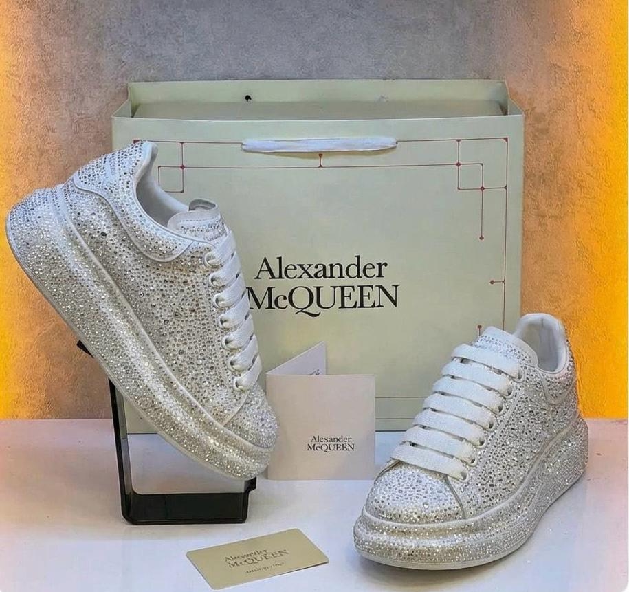 Calzado McQueen brillante